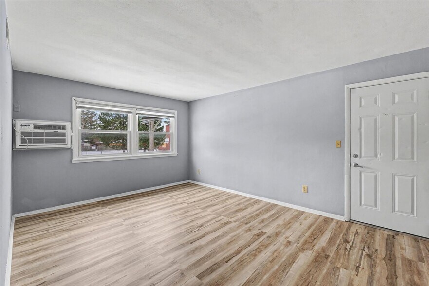 More Photos Of 1306 Silver St, Urbana Apartments For Sale