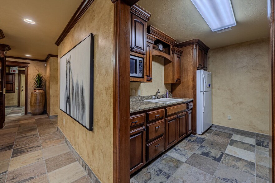More Photos Of 1530 SW 89th St, Oklahoma City Office For Sale