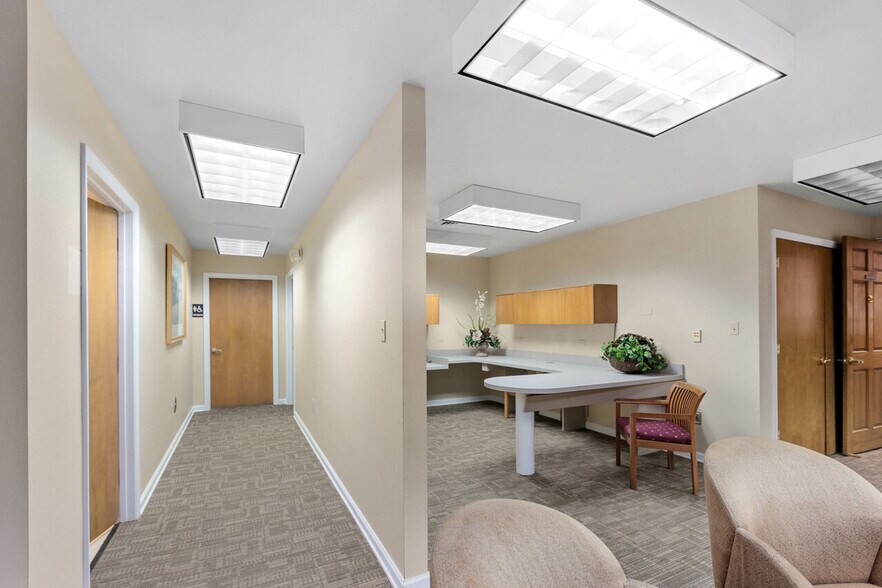 More Photos Of 1997 Capital Cir NE, Tallahassee Bank For Lease