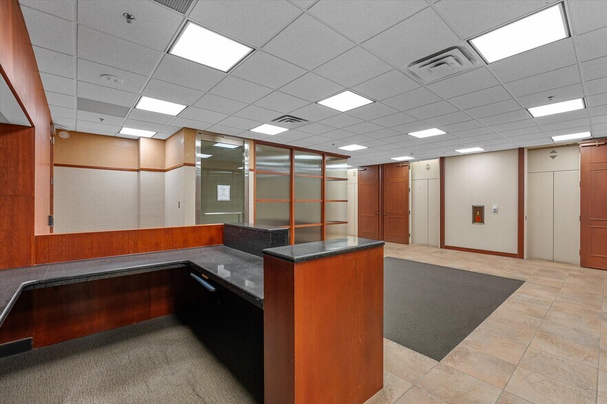 More Photos Of 400 Texas St, Shreveport Office For Sale