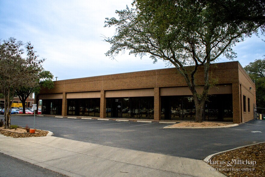 More Photos Of 10906 Laureate Dr, San Antonio Light Distribution For Sale