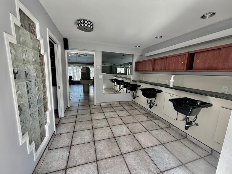More Photos Of 408 Boston Post Rd, Darien Freestanding For Lease