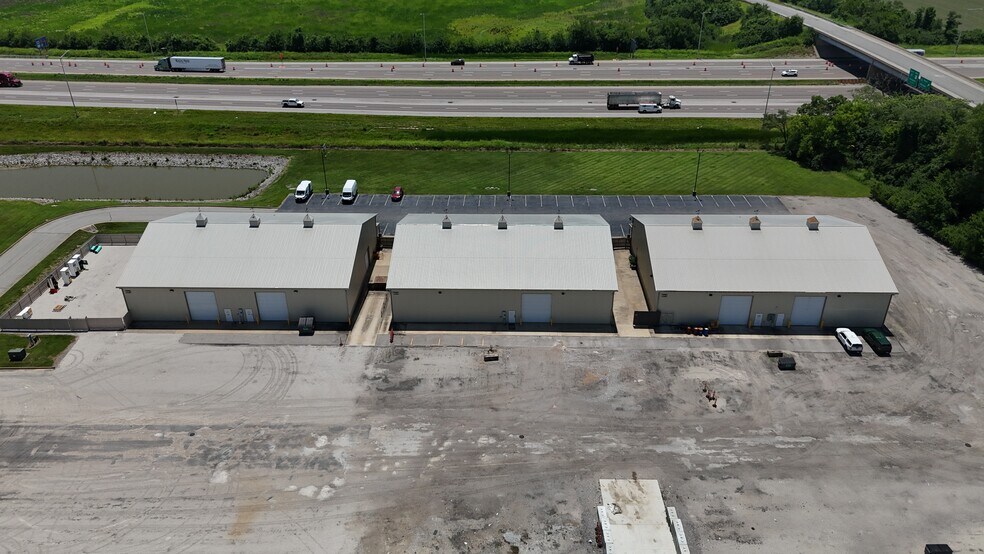 More Photos Of 8124 Bunkum Rd, Caseyville Showroom For Lease