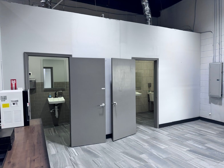 More Photos Of 10206 North Fwy, Houston Auto Repair For Sale