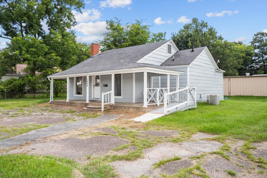 More Photos Of 1009 E Denman Ave, Lufkin General Retail For Sale