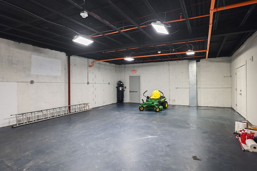 More Photos Of 10830 Navajo Dr, Saint Petersburg Showroom For Sale