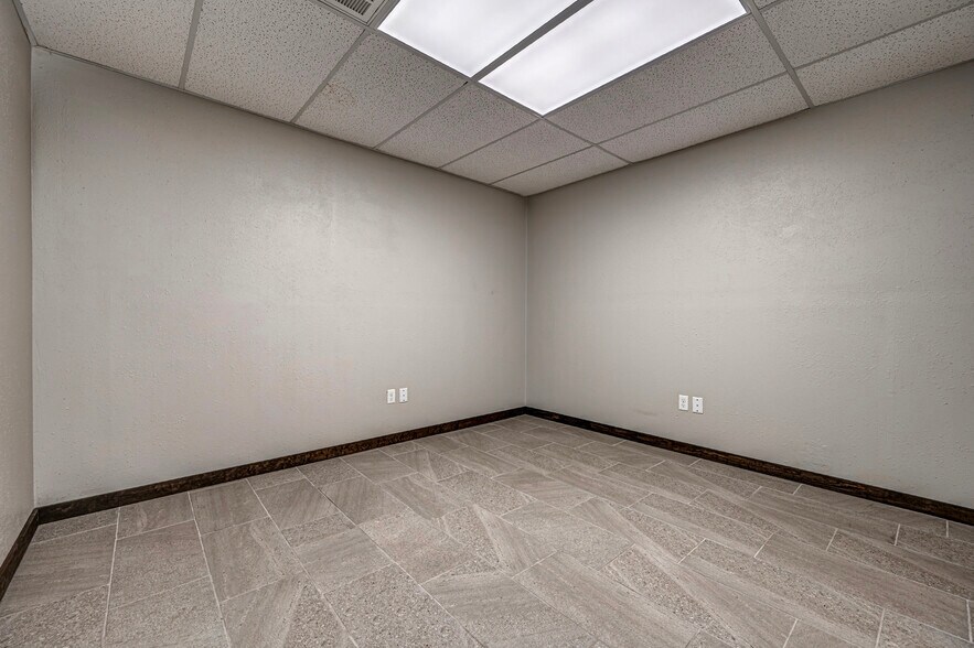More Photos Of 116 N 2nd St, Noble Light Manufacturing For Lease
