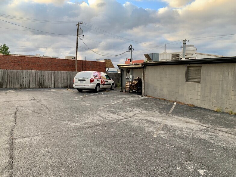 More Photos Of 1220 E 15th St, Joplin Specialty For Sale