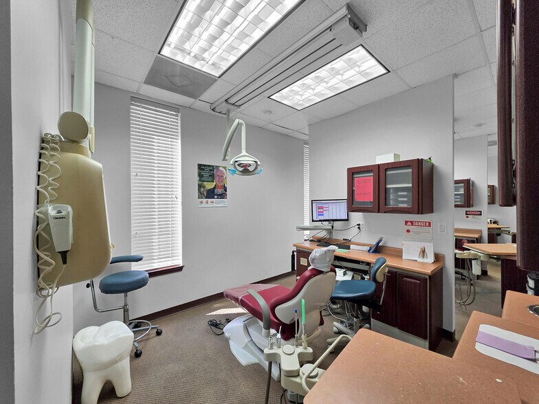 More Photos Of 6429 Fairmont Pky, Pasadena Office For Sale