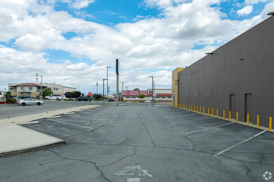 More Photos Of 1309 N Chester Ave, Bakersfield Bank For Lease
