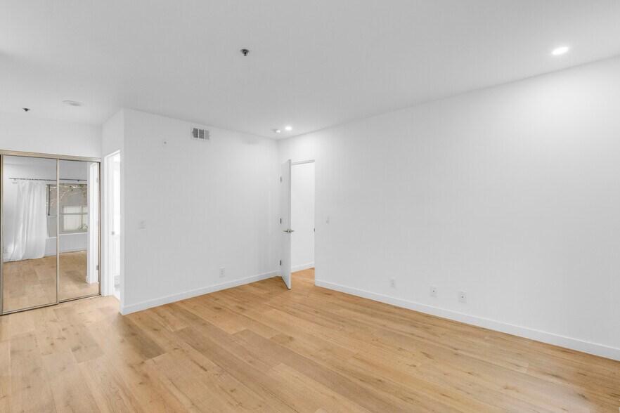 More Photos Of 939 Palm Ave, West Hollywood Apartments For Sale