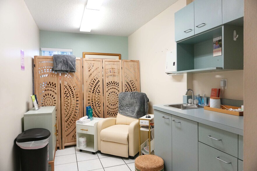 More Photos Of 1617 S Tuttle Ave, Sarasota Medical For Sale