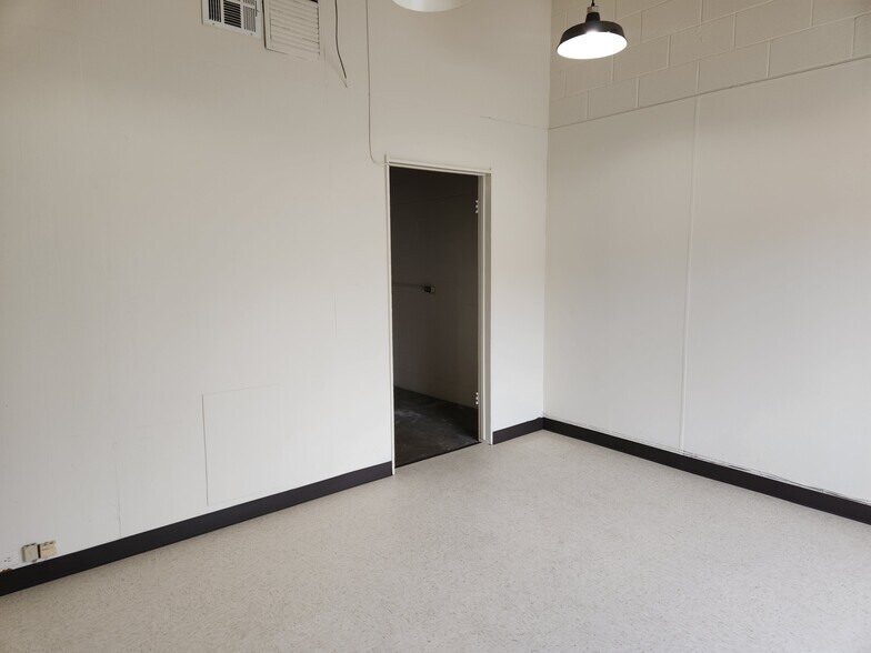 More Photos Of 6154-6160 Lemona Ave, Van Nuys Warehouse For Lease