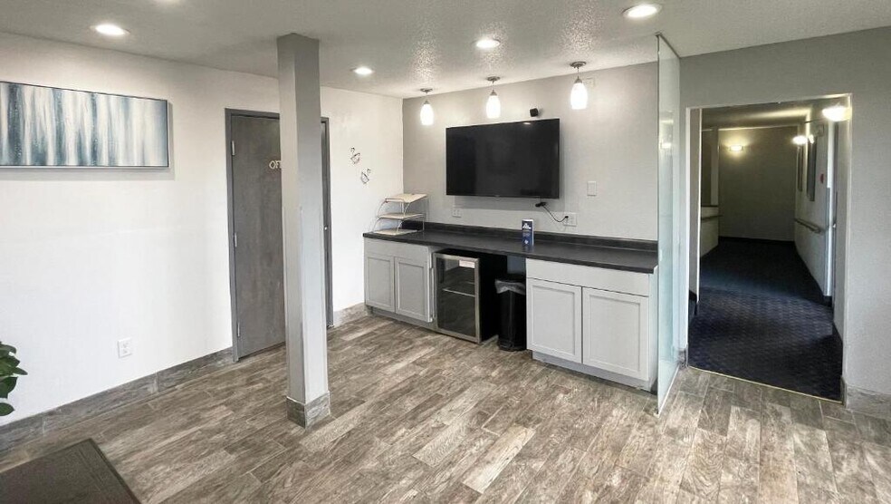 More Photos Of 522 E Coliseum Blvd, Fort Wayne Hotel For Sale