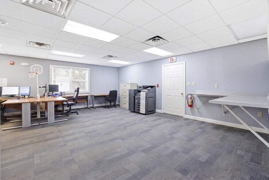 More Photos Of 8 Chestnut Dr, Bedford Office For Sale