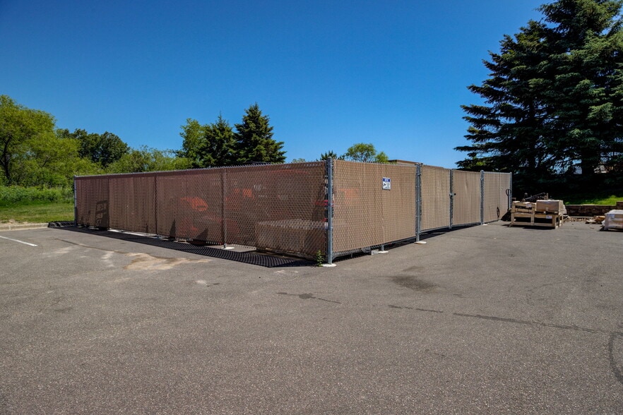 More Photos Of 7002-7018 N 6th St, Oakdale Light Manufacturing For Lease