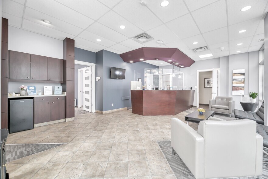 More Photos Of 902 9th Ave SW, Calgary Medical For Lease