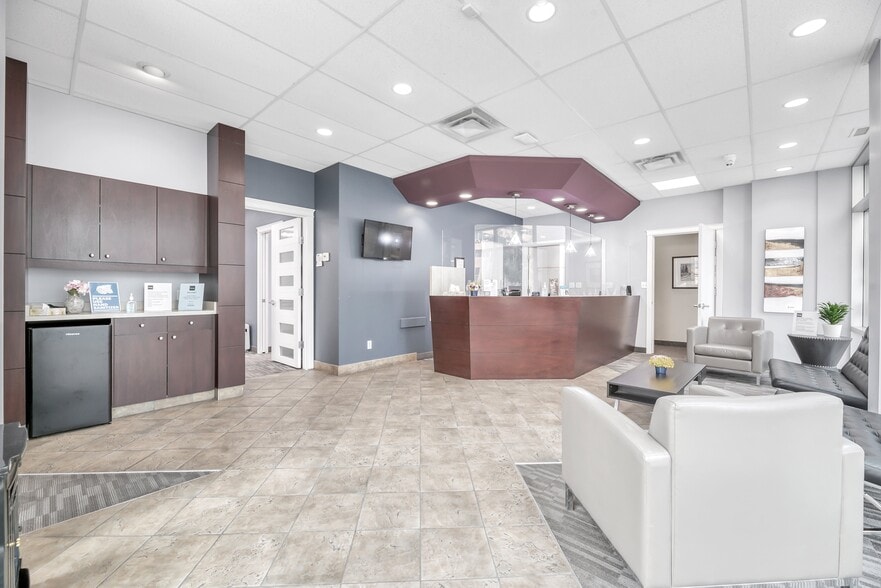 More Photos Of 902 9th Ave SW, Calgary Medical For Sale