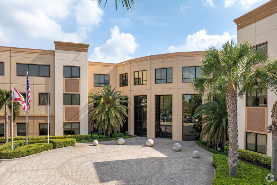 More Photos Of 12651 Gateway Blvd, Fort Myers Office For Lease