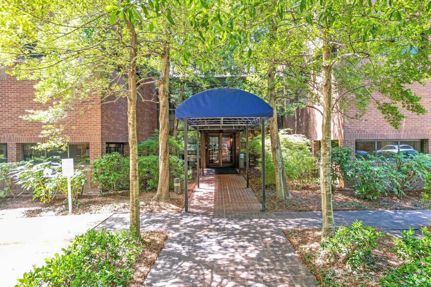 More Photos Of 927 East Blvd, Charlotte Office For Sale