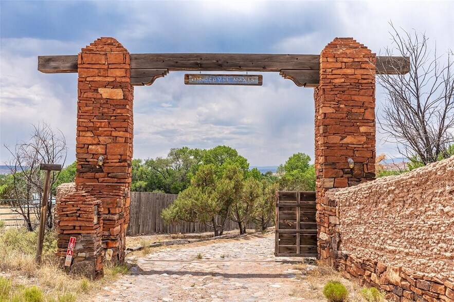 More Photos Of 18 Destierro Trail, Santa Fe Lodge Meeting Hall For Sale