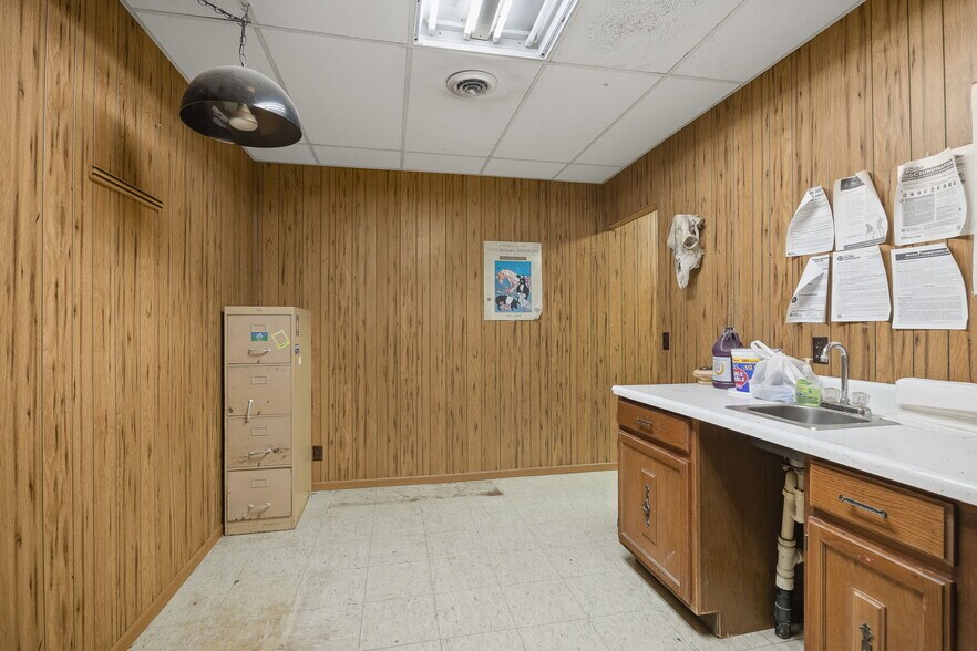 More Photos Of 1302 W US Highway 71, Savannah Industrial For Sale