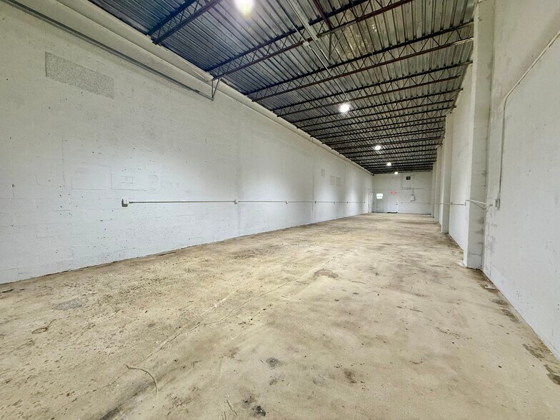 More Photos Of 820-826 NW 10th Ter, Fort Lauderdale Service For Lease