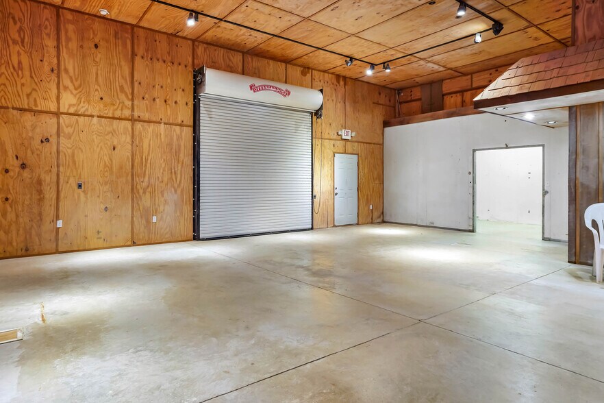 More Photos Of 8977 DuPont Blvd, Lincoln Convenience Store For Sale