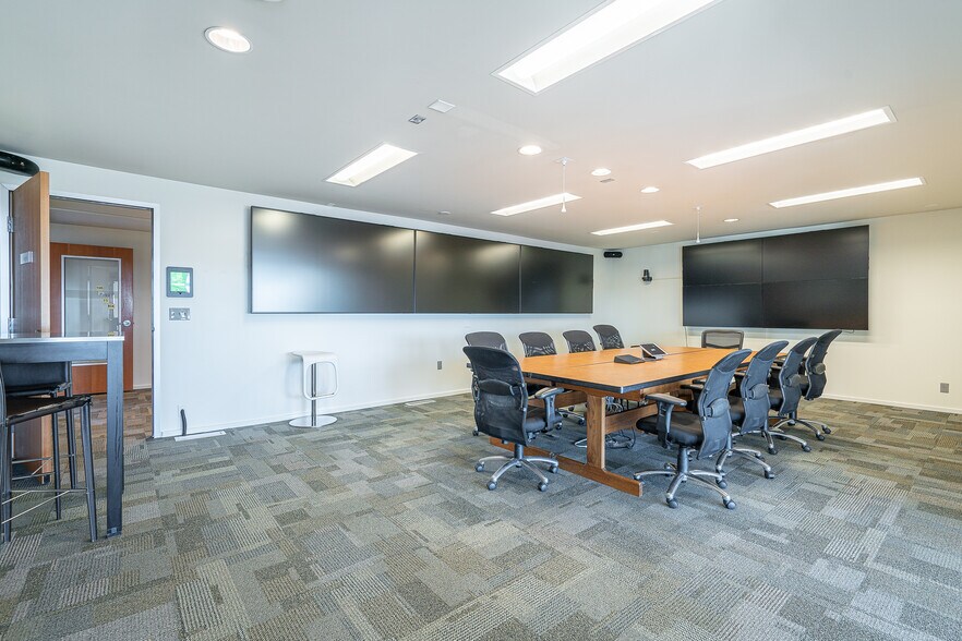 More Photos Of 4540 SW Kelly Ave, Portland Office For Sale