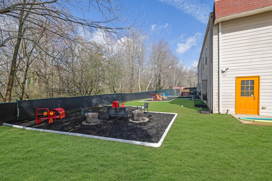 More Photos Of 1370 Lockhart Dr NW, Kennesaw Office For Lease