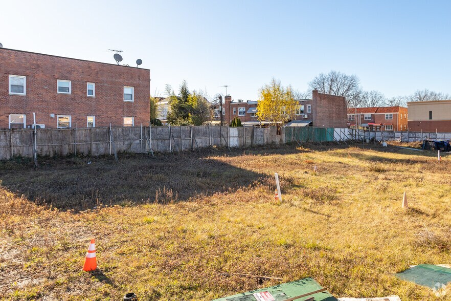 More Photos Of 195-20 Northern Blvd, Flushing Land For Lease