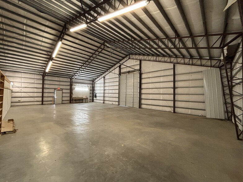 More Photos Of 1310 N Kelly Ave, Nixa Warehouse For Lease