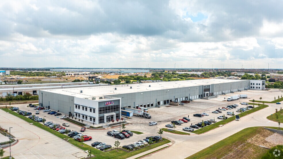 More Photos Of 2233 Providence Dr, Fort Worth Distribution For Lease