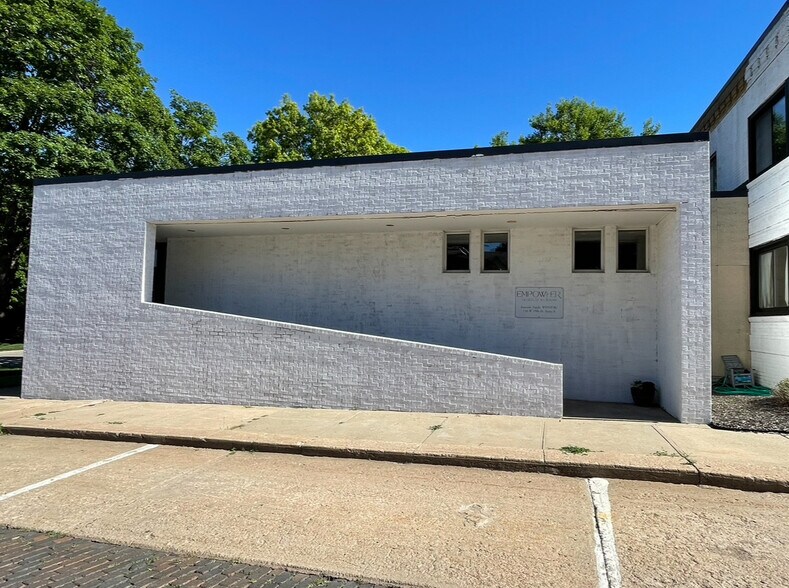 More Photos Of 116 W 19th St, Falls City Showroom For Sale