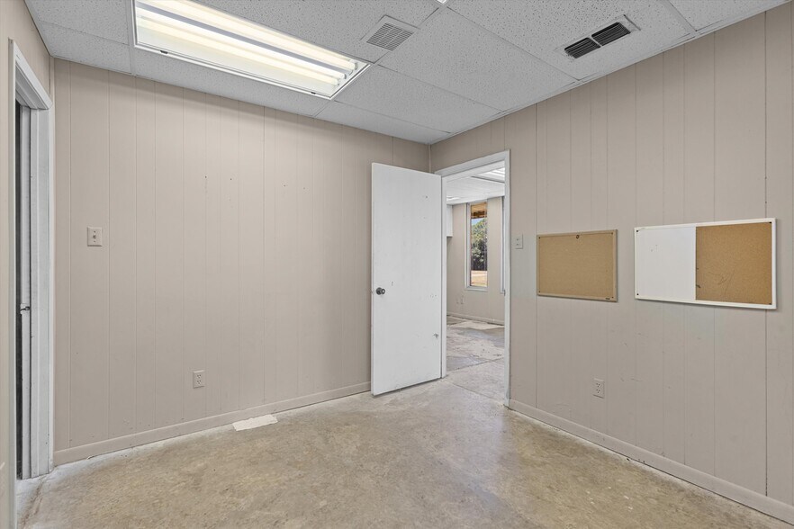 More Photos Of 600 Turner Dr, Palestine Warehouse For Sale