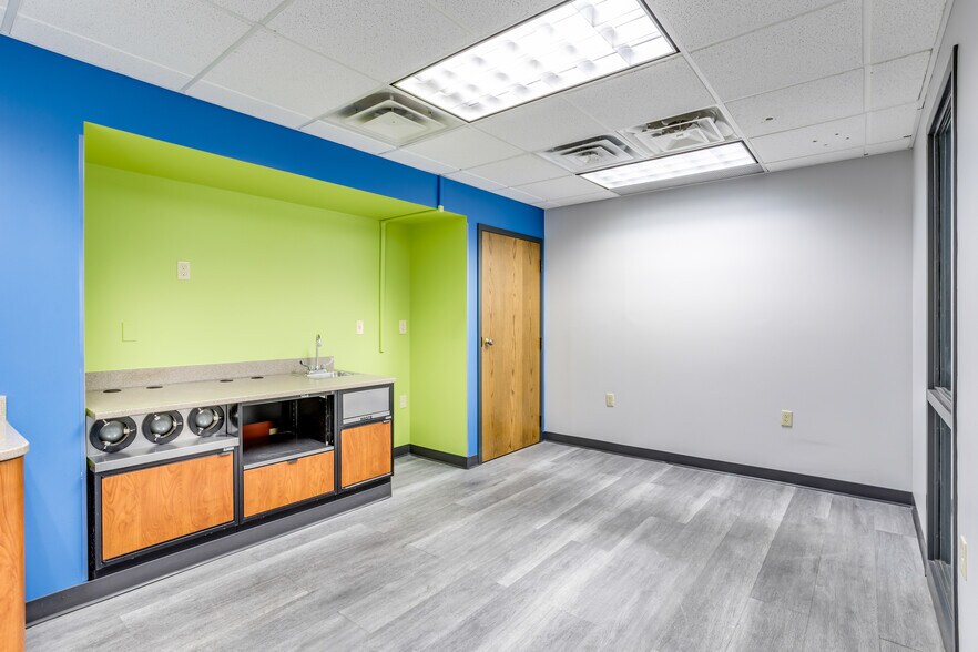More Photos Of 500 W 1 St Ave, Hutchinson Office For Sale