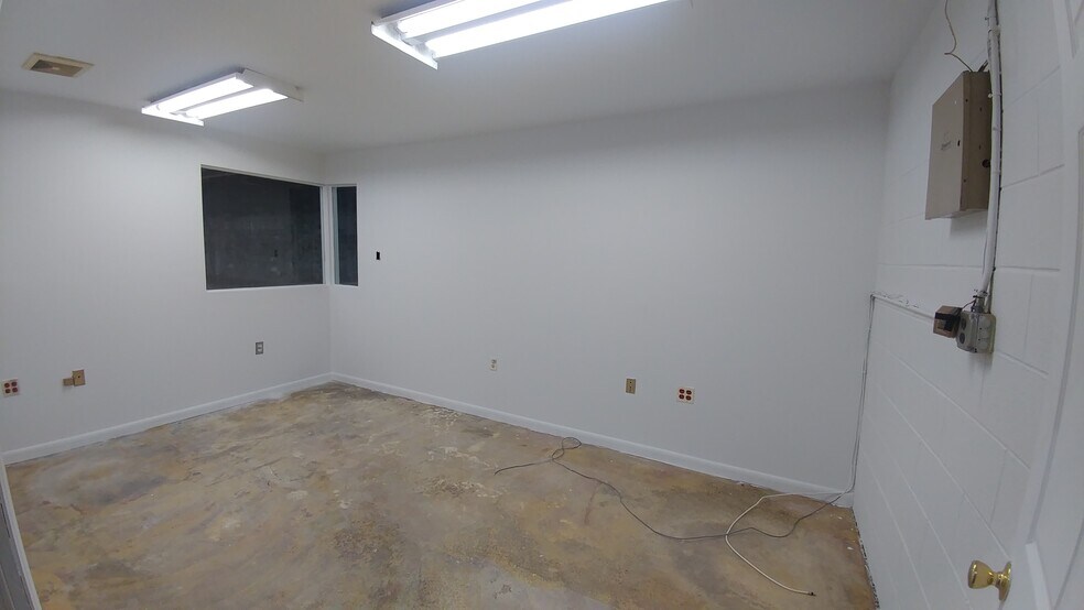 More Photos Of 74 Sussex St, Hackensack Showroom For Lease