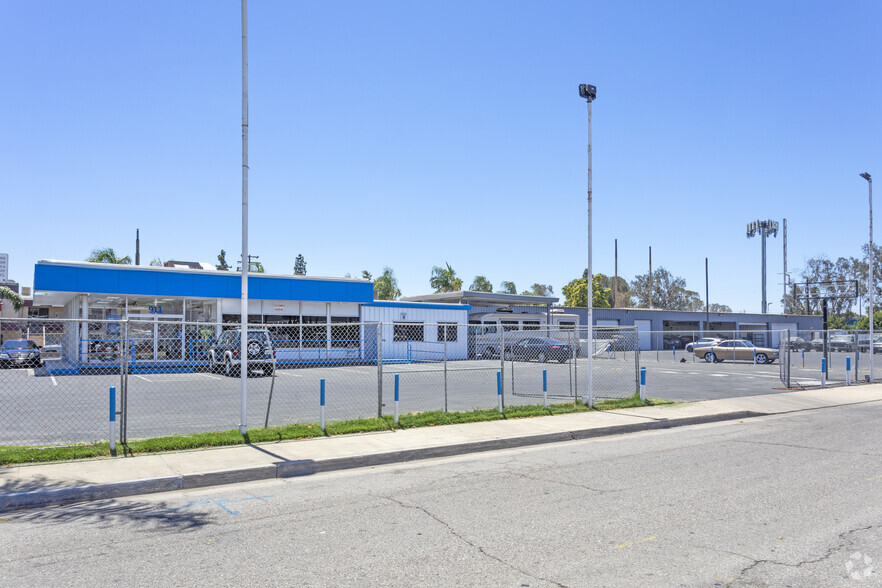 Primary Photo Of 911 Oak St, Bakersfield Auto Dealership For Sale