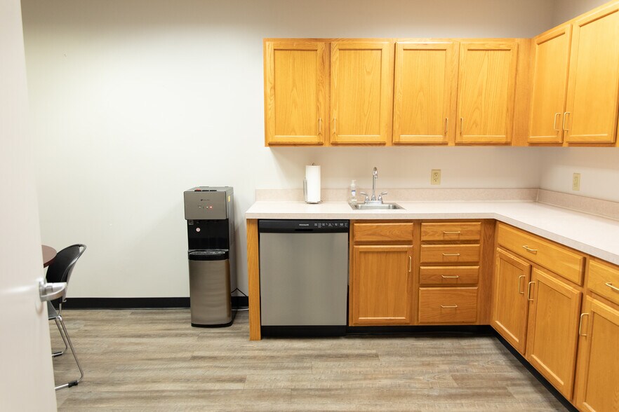 More Photos Of 11820-11830 Nicholas St, Omaha Office For Lease