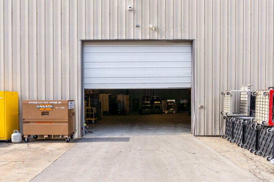 More Photos Of 3312 Gilmore Industrial Blvd, Louisville Warehouse For Lease