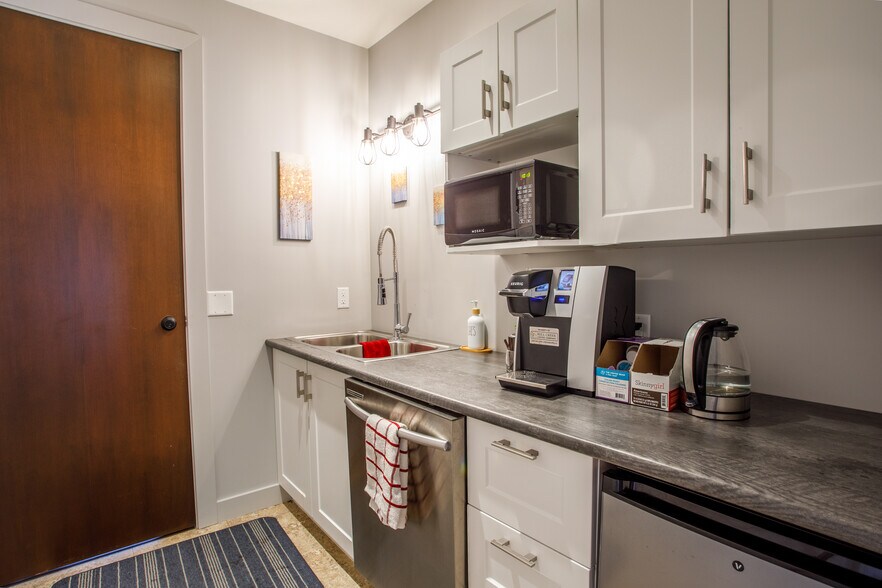 More Photos Of 1455 Ellis St, Kelowna Office Residential For Lease