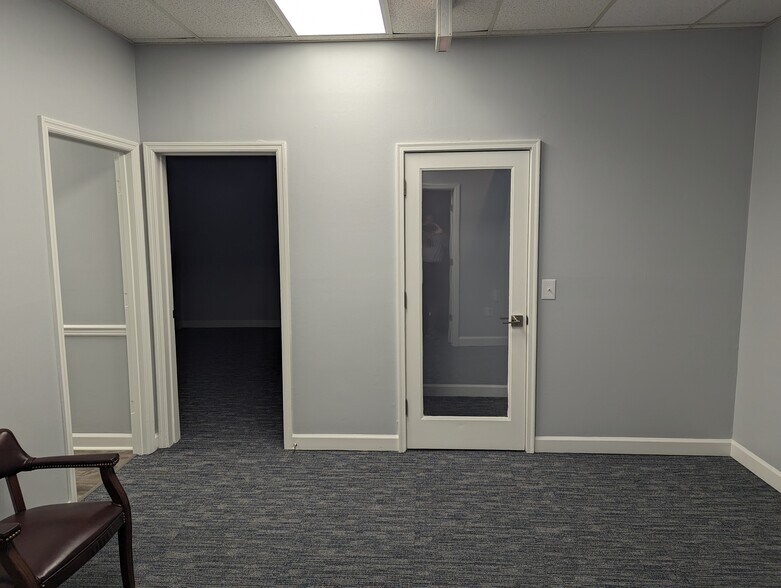 More Photos Of 403 W Main St, Lexington Office For Sale