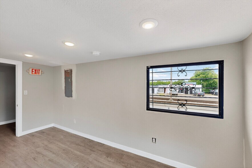 More Photos Of 3818 S Lancaster Rd, Dallas Showroom For Lease