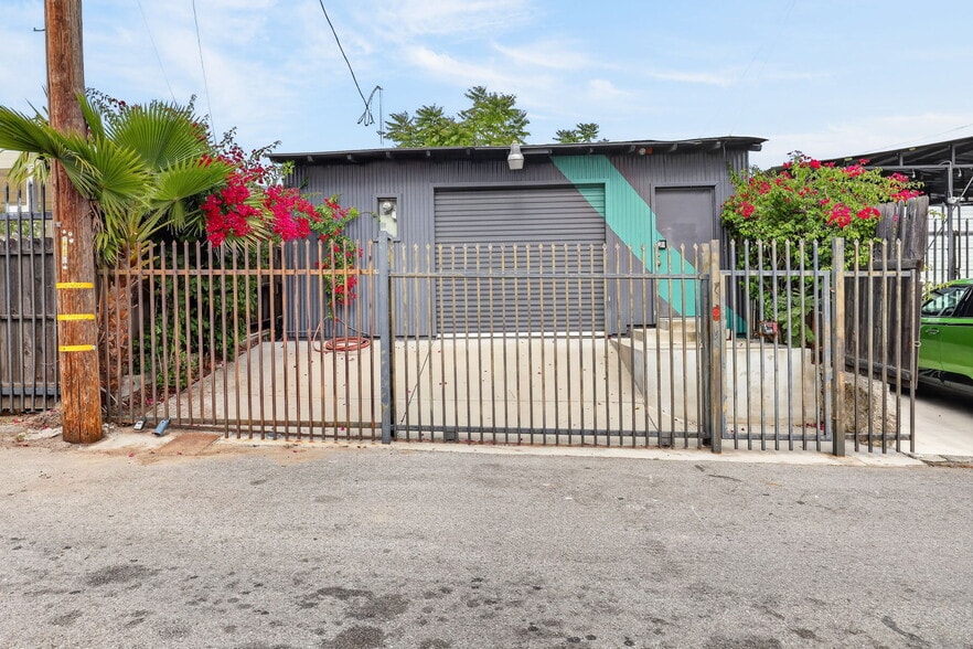 More Photos Of 9939 Commerce Ave, Tujunga Storefront For Sale