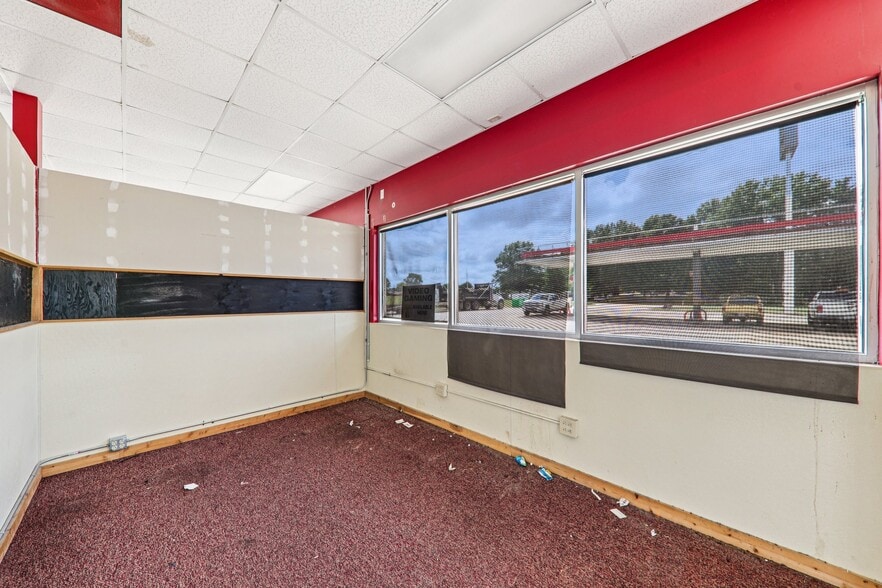 More Photos Of 402 W Johnson St, Pocahontas Flex For Sale