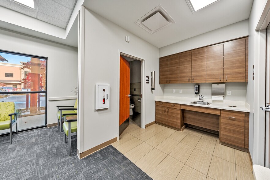 More Photos Of 1879 Williams Hwy, Grants Pass Medical For Sale