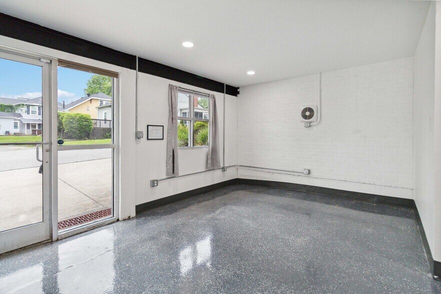 More Photos Of 104 Bennington Ct, Richmond Office For Lease