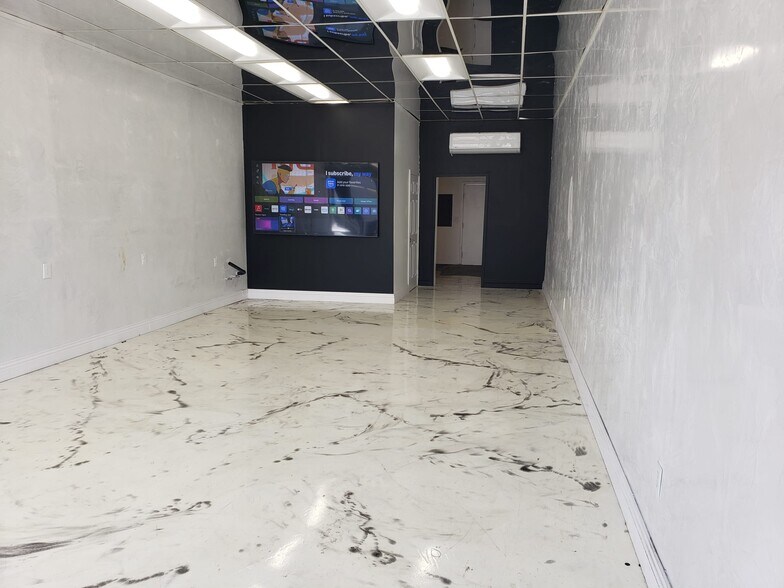 More Photos Of 438 N Fairfax Ave, Los Angeles Storefront For Lease