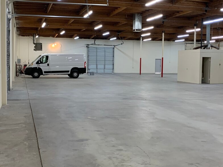 More Photos Of 15044-15054 Keswick St, Van Nuys Warehouse For Lease