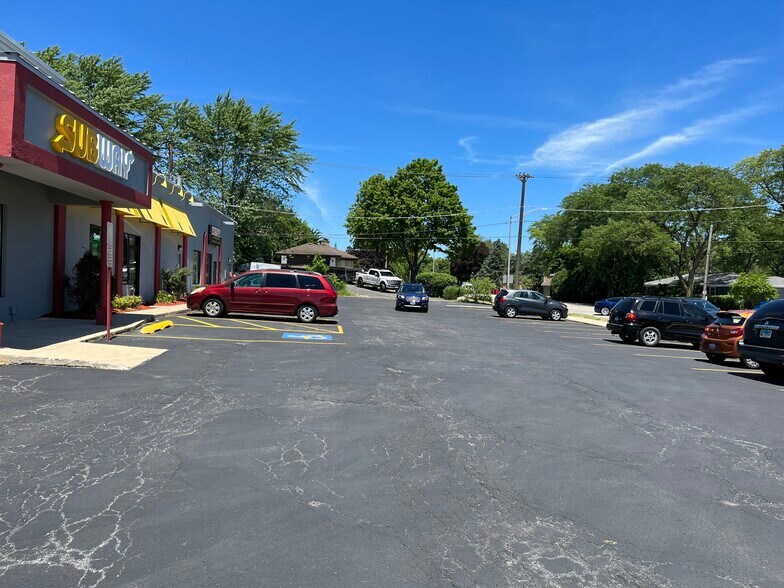 More Photos Of 921-925 E Roosevelt Rd, Wheaton Storefront For Lease